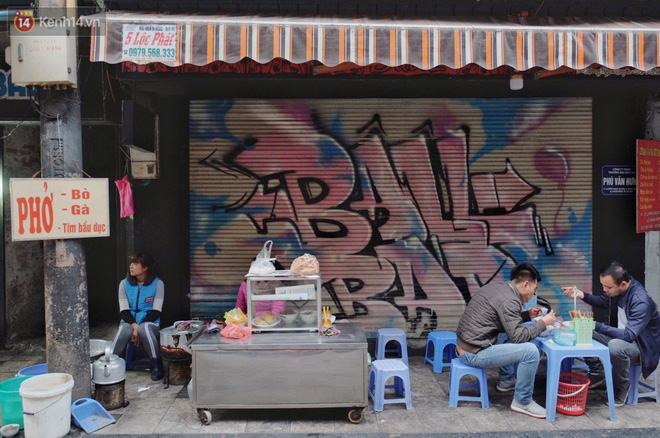 Nhiều hộ dân phố cổ bức xúc khi chỉ sau một đêm, cửa nhà mình bị bôi bẩn bởi hình vẽ xấu xí